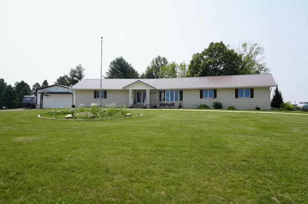 2602 Wandering Acres DR, Charles City, IA 50616