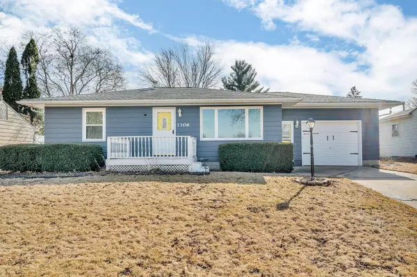 1306 W 6th ST, Cedar Falls, IA 50613