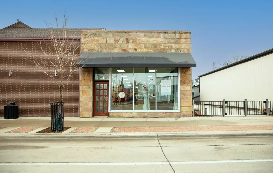 207 W Bremer AVE, Waverly, IA 50677