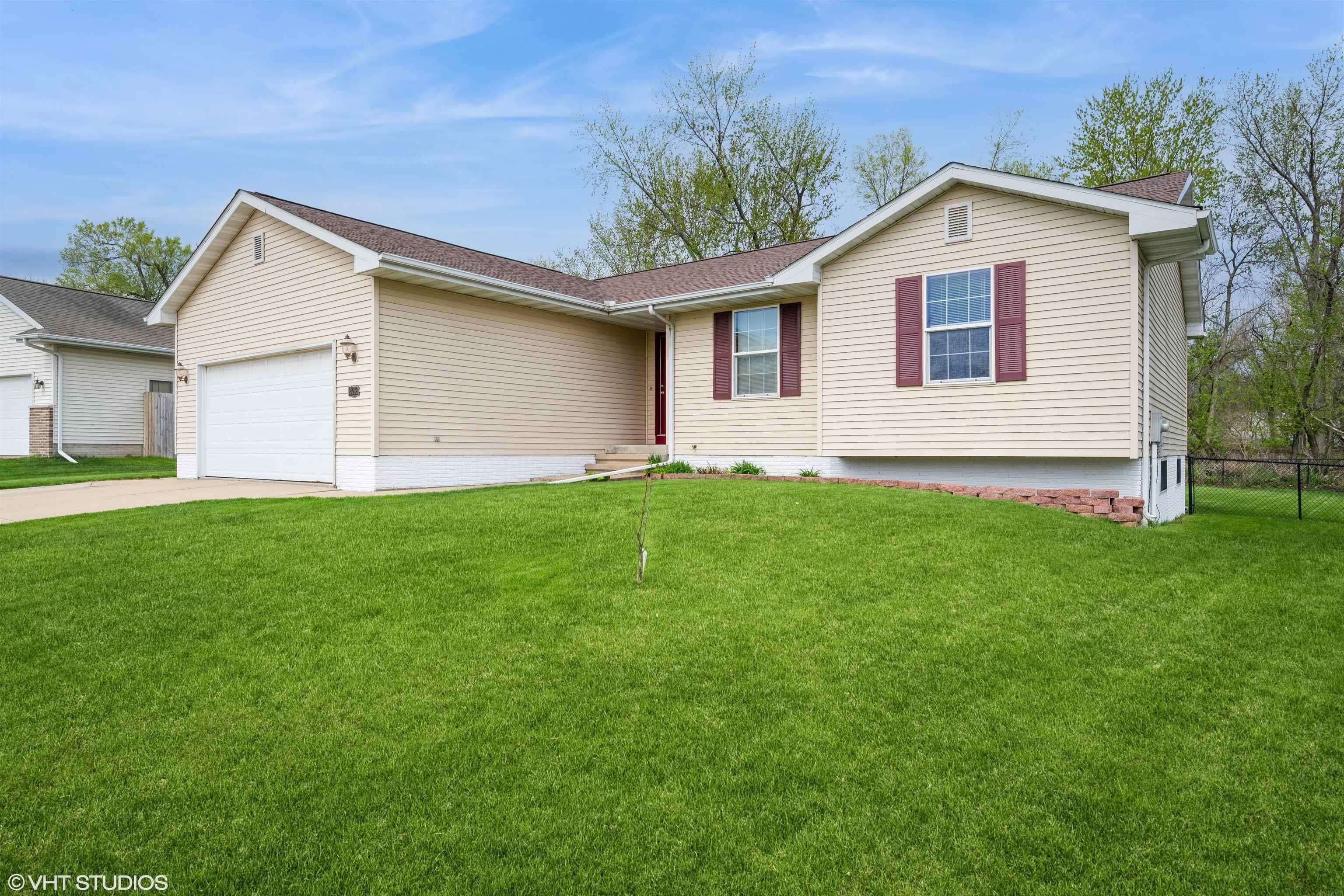 2438 SW Handley DR, Cedar Rapids, IA 52404