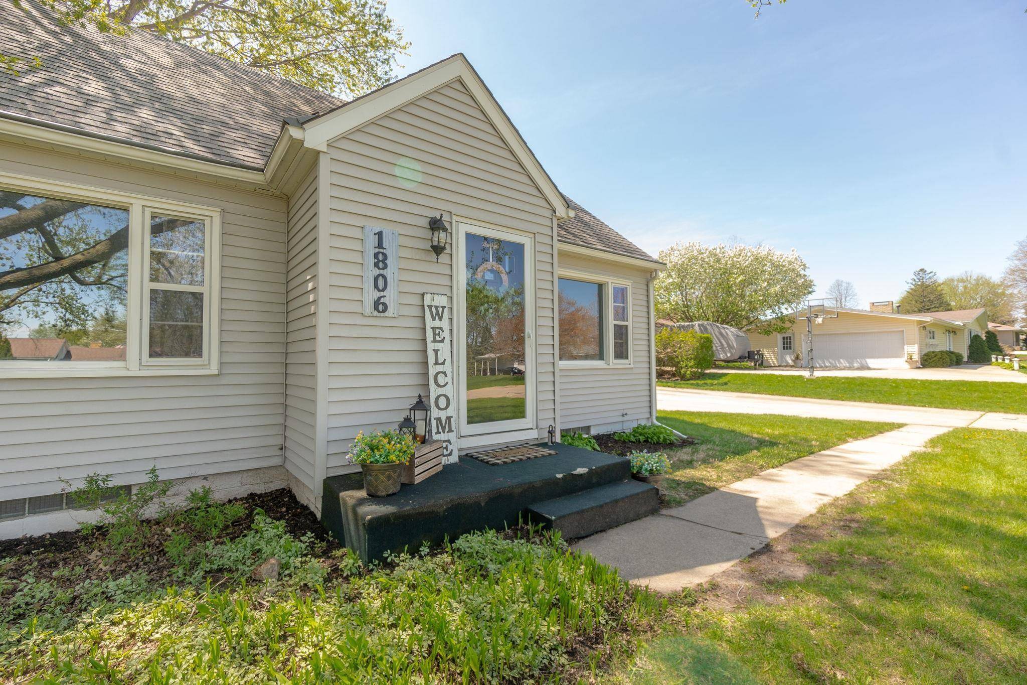 1806 Four Winds DR, Cedar Falls, IA 50613