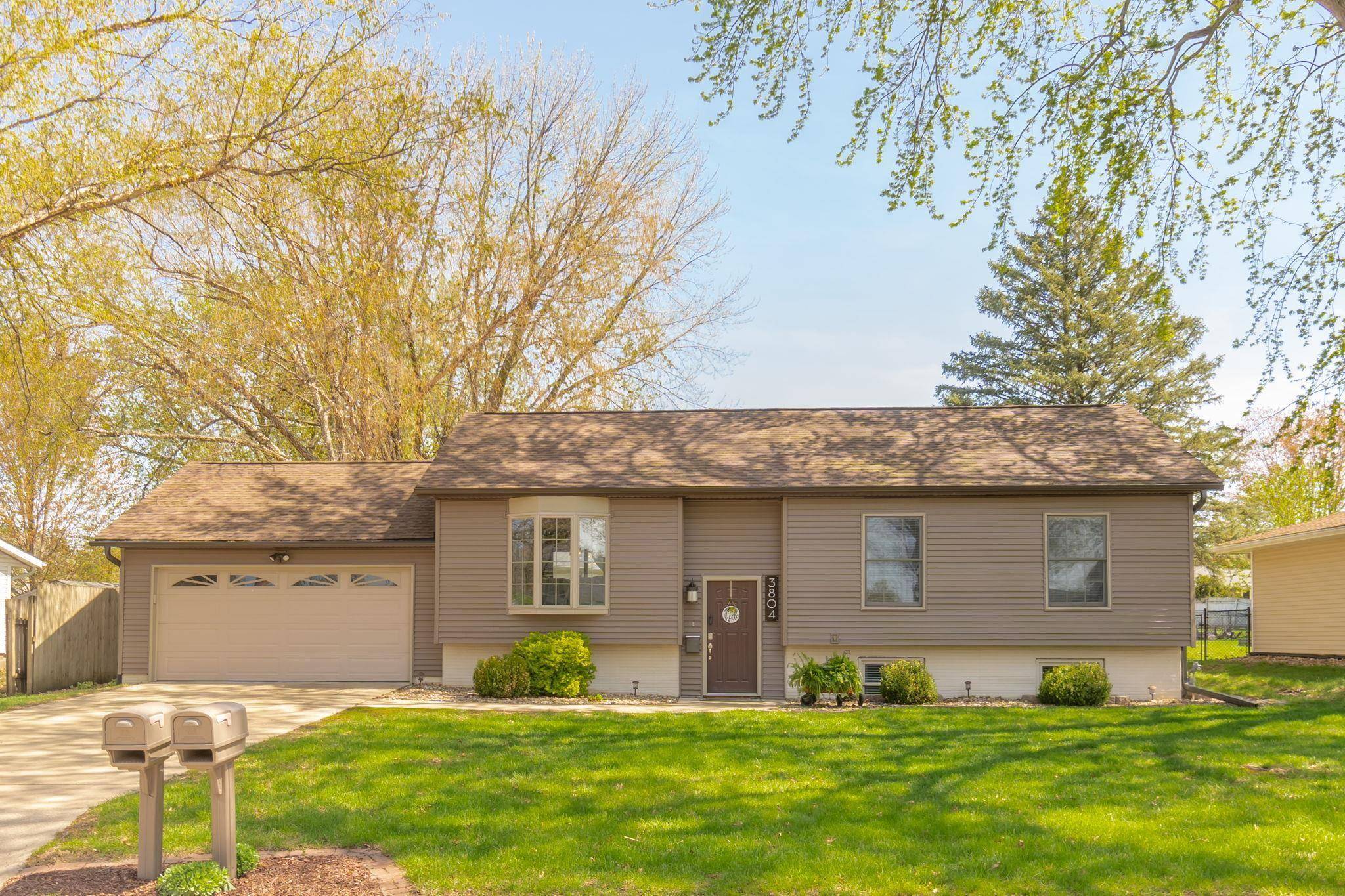3804 Carlton DR, Cedar Falls, IA 50613