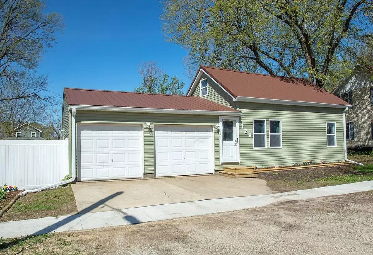 Janesville, IA 50647,128 Sycamore St