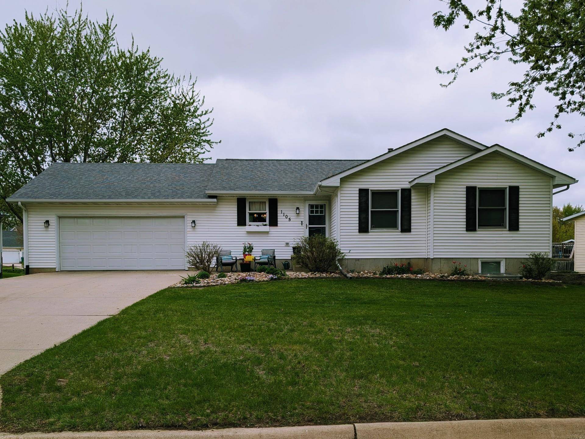 1105 SW David DR, Independence, IA 50644