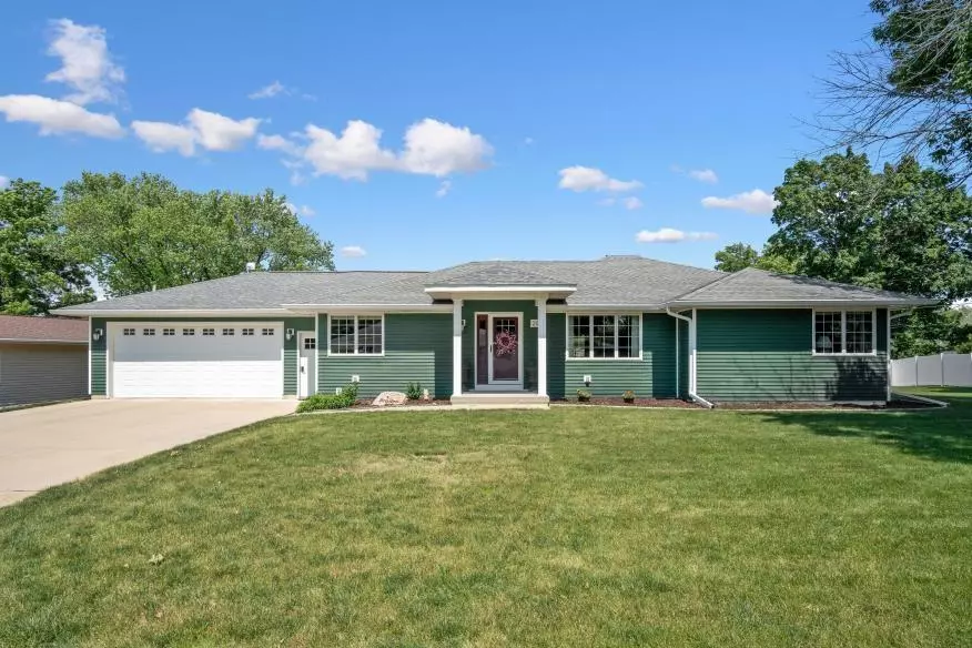 208 Terrace DR, Hudson, IA 50643