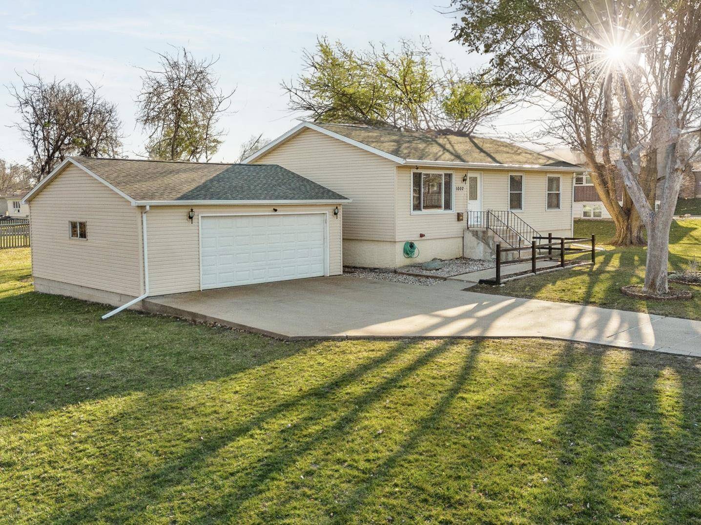 1002 E Ridgeway AVE, Waterloo, IA 50702
