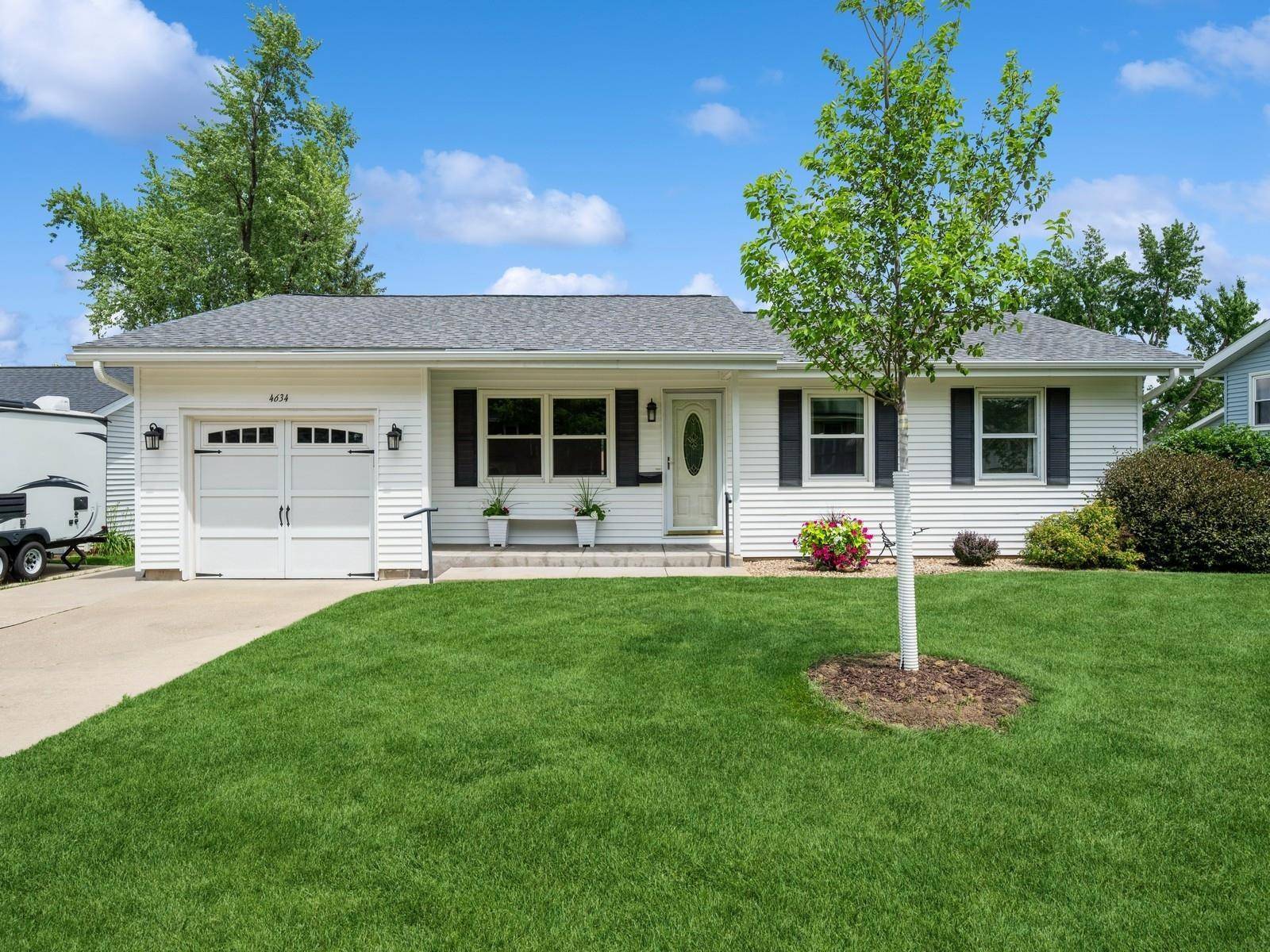 4634 NE Twin Pine DR, Cedar Rapids, IA 52402