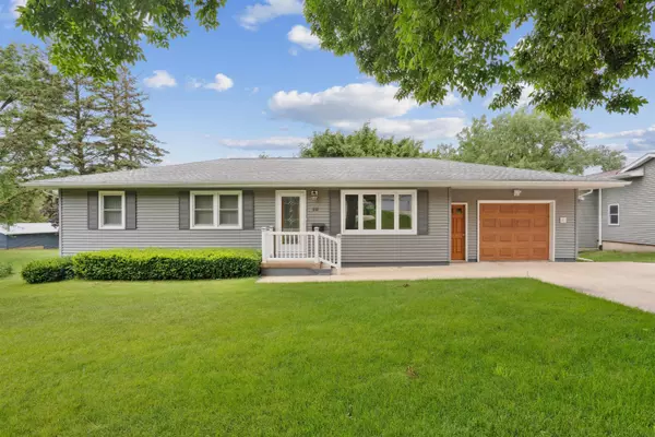 111 SE Terrace DR, Independence, IA 50644