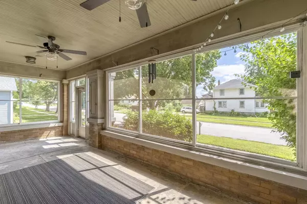 Waverly, IA 50677,403 NE 2nd AVE