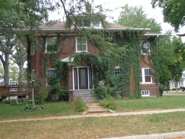 300 SW 4TH ST, Independence, IA 50644