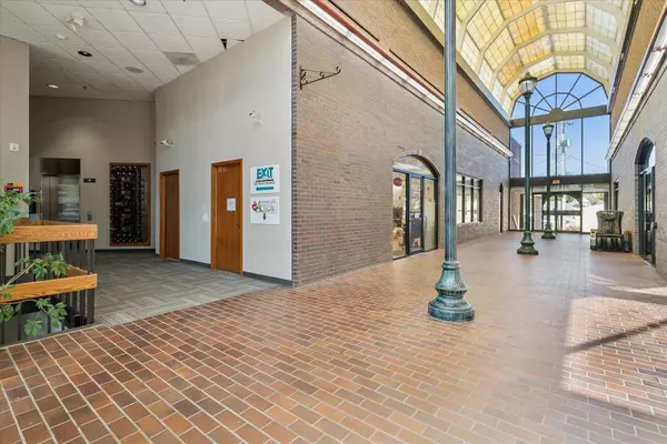 Oelwein, IA 50662,1 W Charles ST