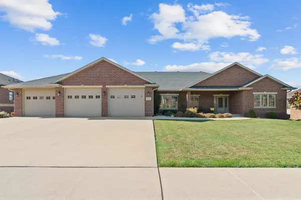 834 7th St SW, Dyersville, IA 52040