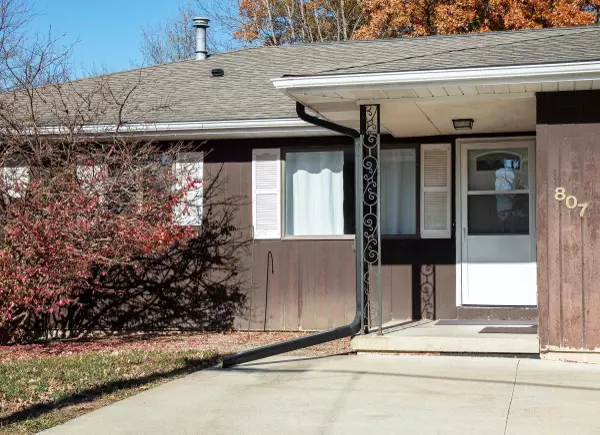 Waverly, IA 50677,807/809 NE 2nd AVE