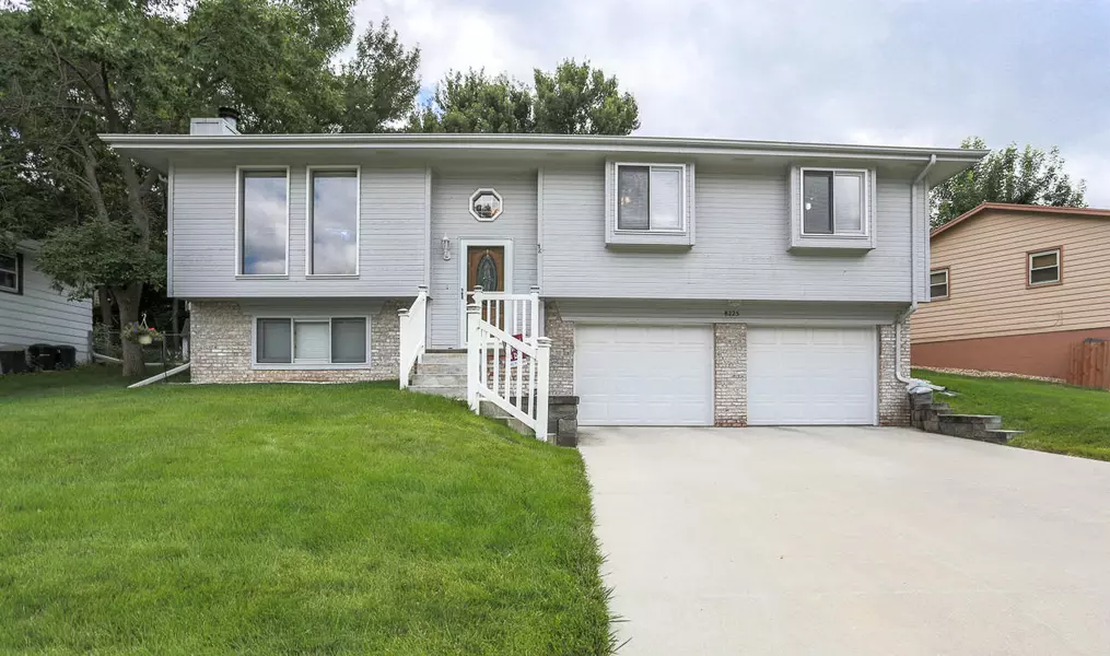 8225 WALNUT LN, Ralston, NE 68127