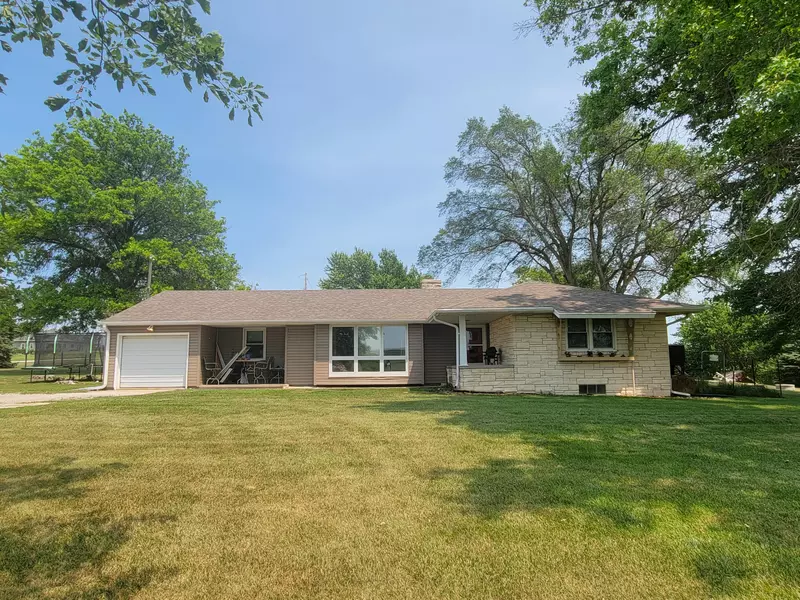 40437 IDLEWOOD RD, Oakland, IA 51560