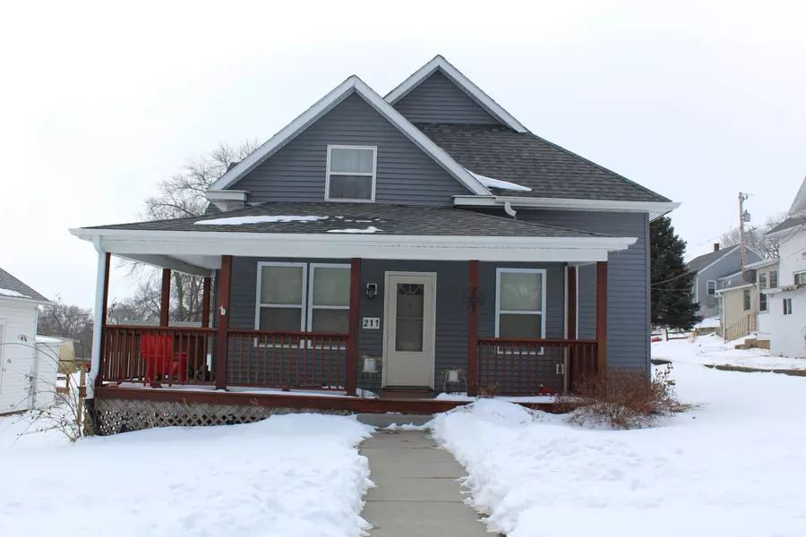 211 W 7TH ST, Logan, IA 51555