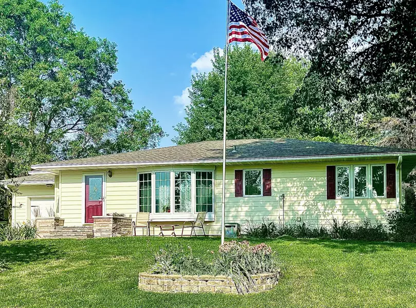 703 PARK LN, Oakland, IA 51560