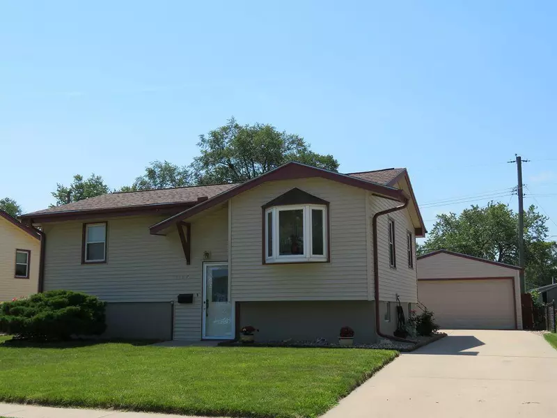 1107 CACHELIN DRIVE DR, Carter Lake, IA 51510