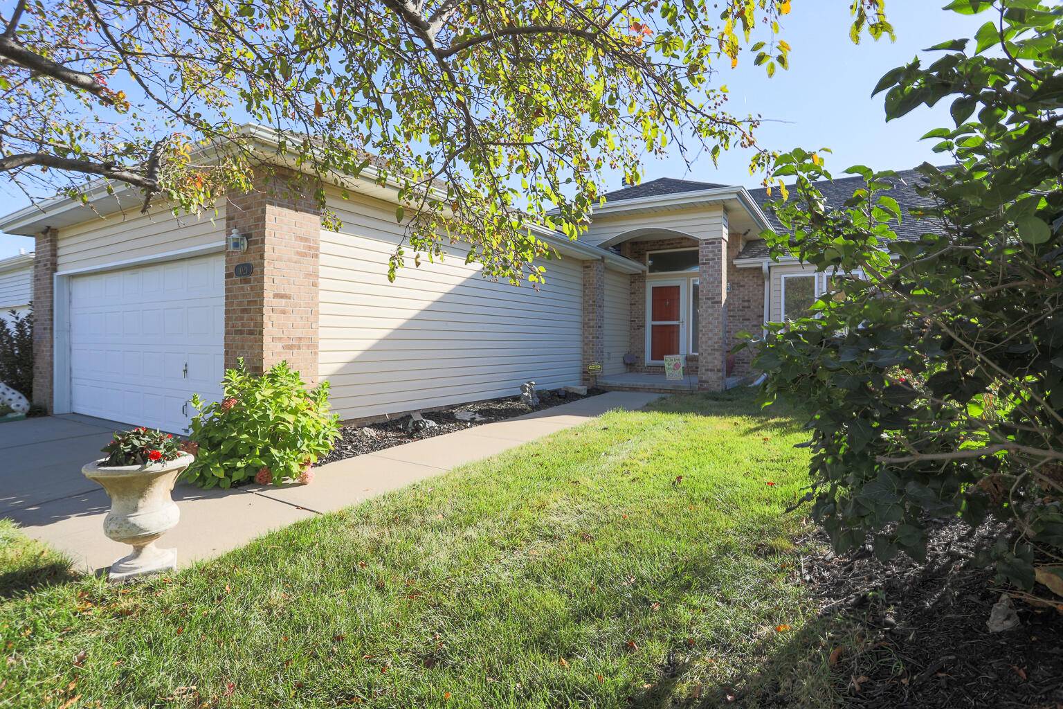 1021 SHOAL POINTE DR, Carter Lake, IA 51510