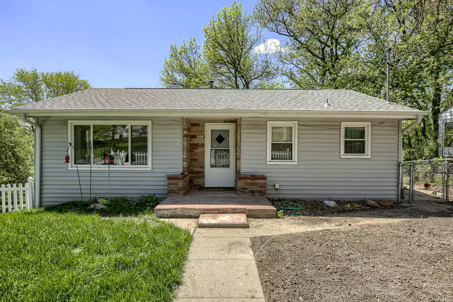 909 PALMER AVE, Oakland, IA 51560