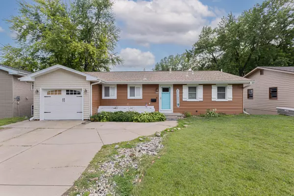 21 CRESTWOOD DR, Council Bluffs, IA 51503