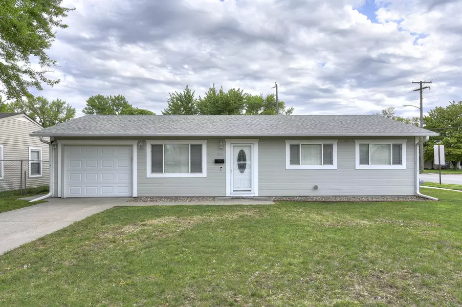 1301 MAYPER DR, Carter Lake, IA 51510