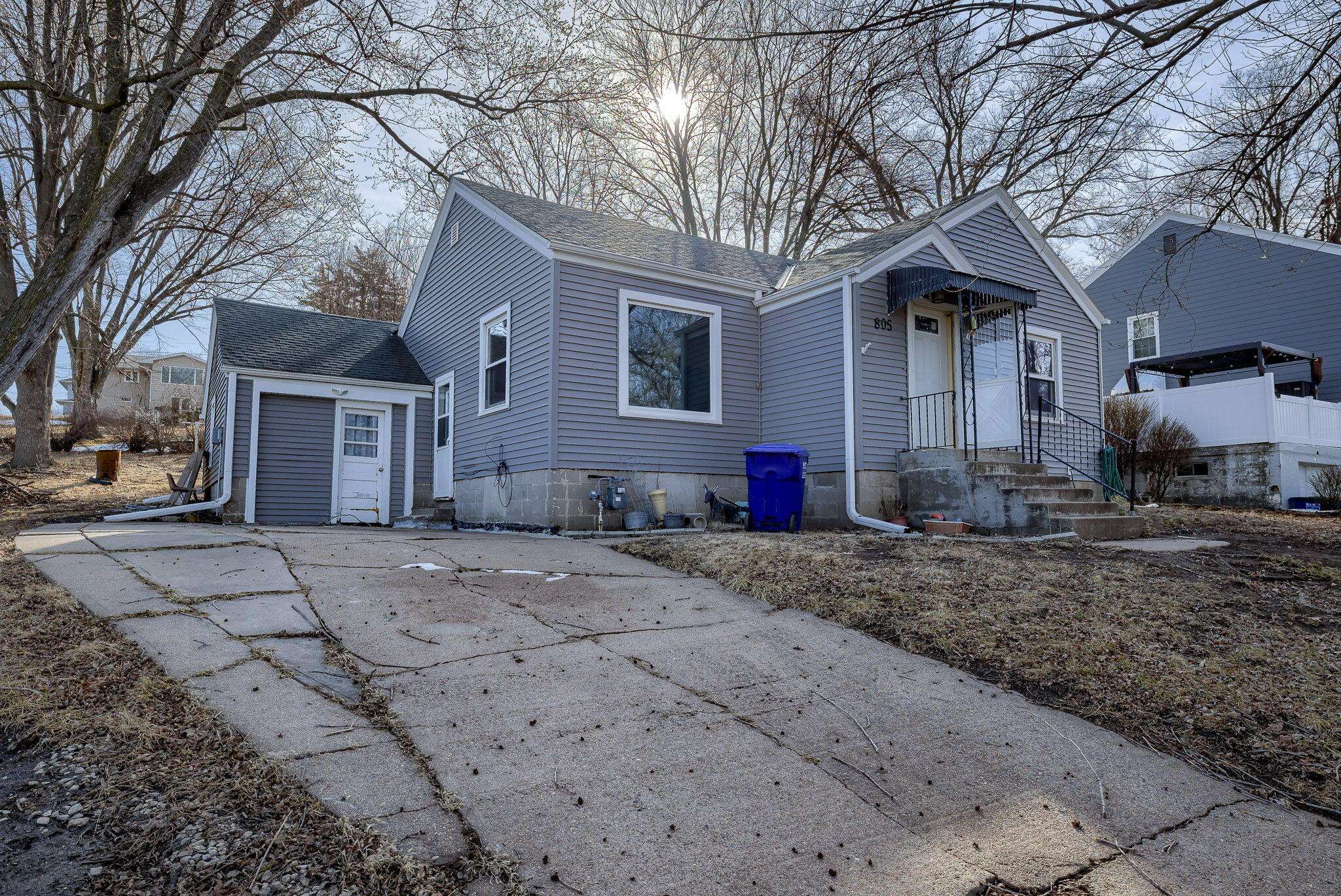 Avoca, IA 51521,805 N CHESTNUT ST