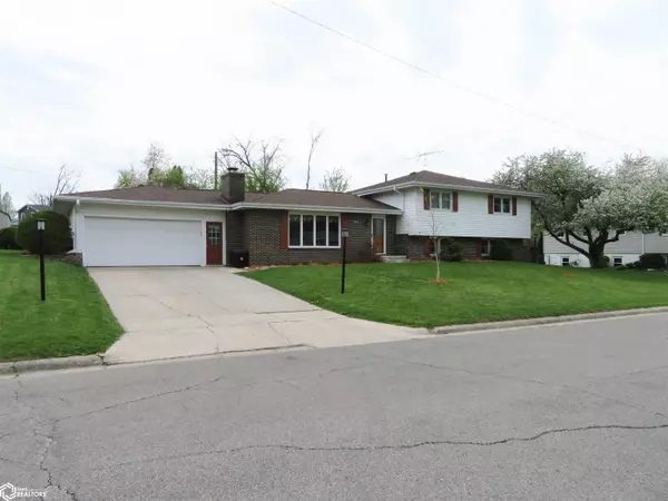 408 Debra Dr, Marshalltown, IA 50158