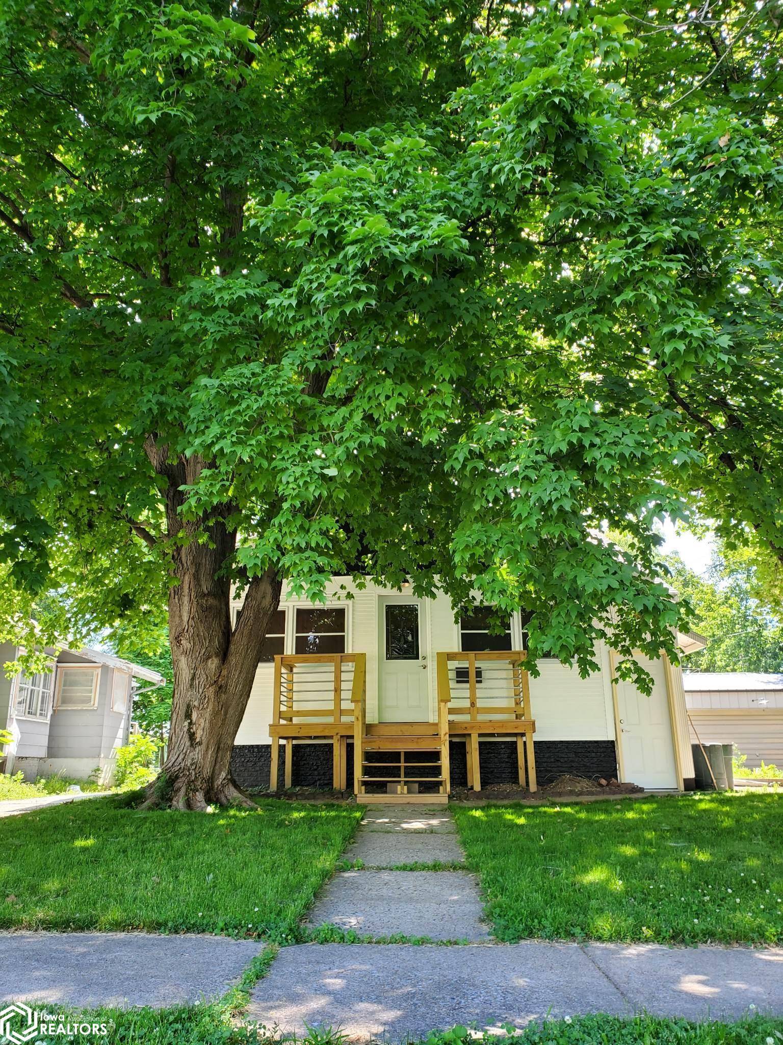 623 N Park Ave, Centerville, IA 52544