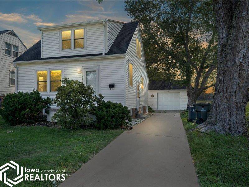 1202 Oakland Rd NE, Cedar Rapids, IA 52402