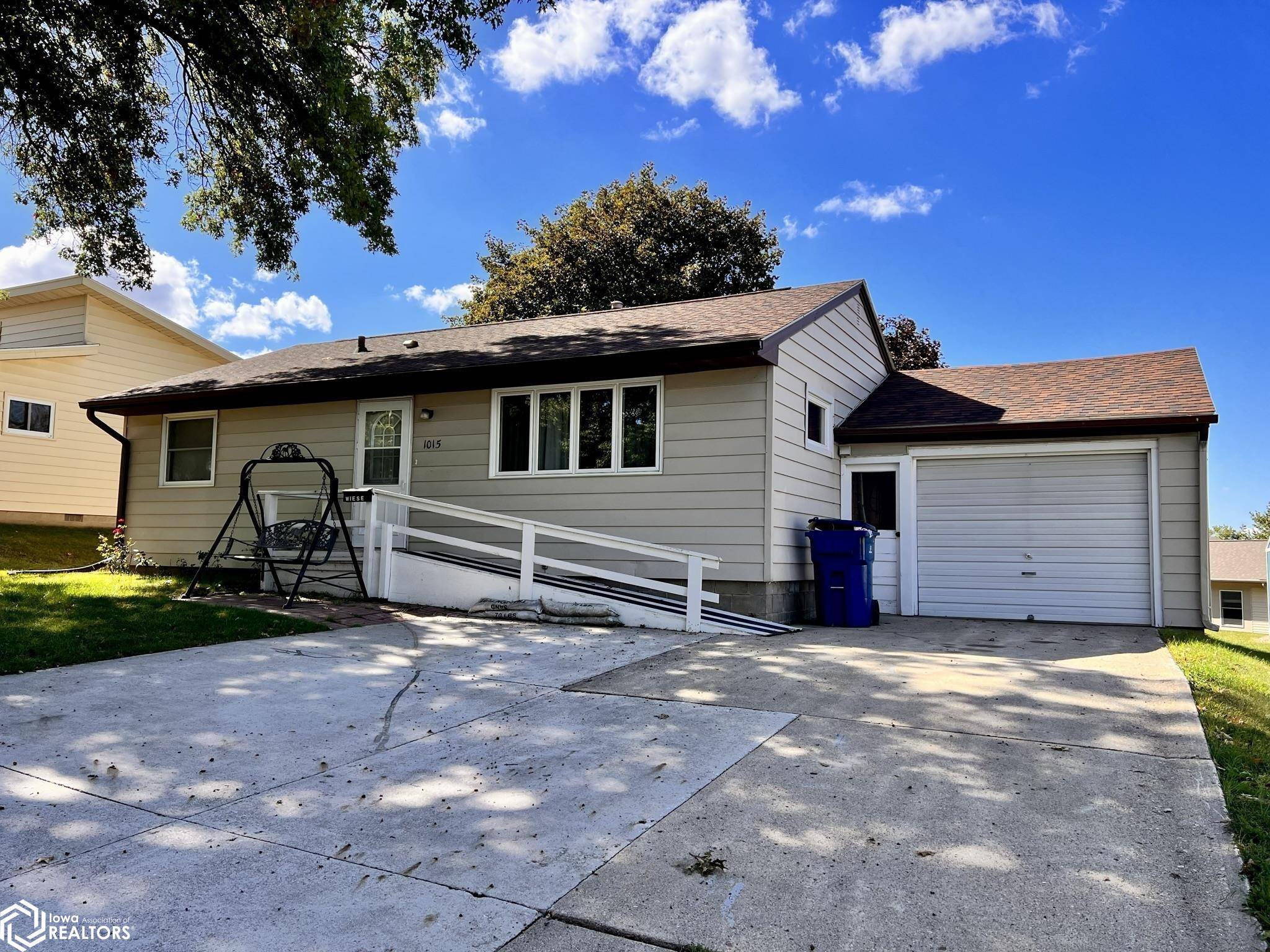 1015 Elm St, Manning, IA 51455