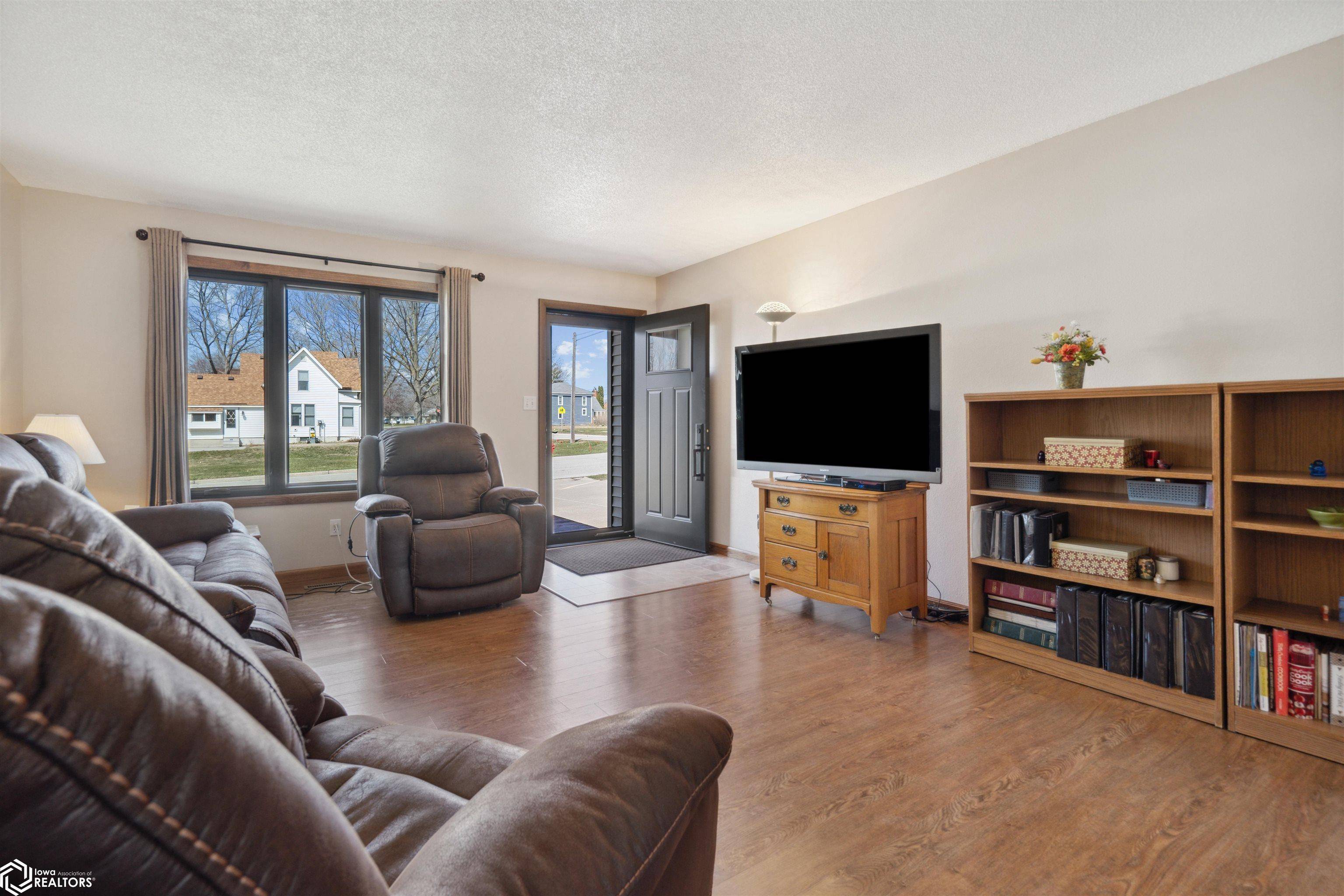 Roland, IA 50236,102 Oak St