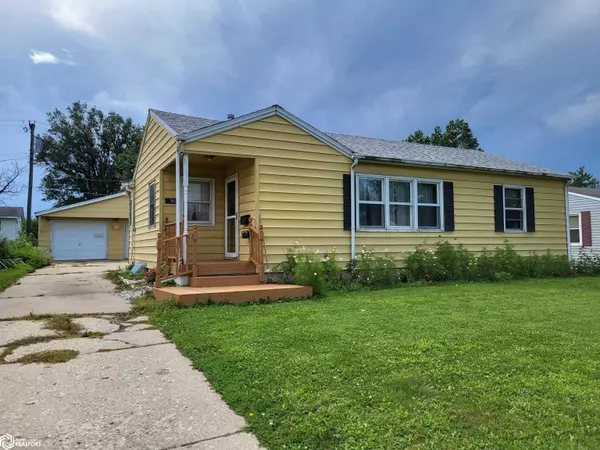 1703 Elder Dr, Marshalltown, IA 50158