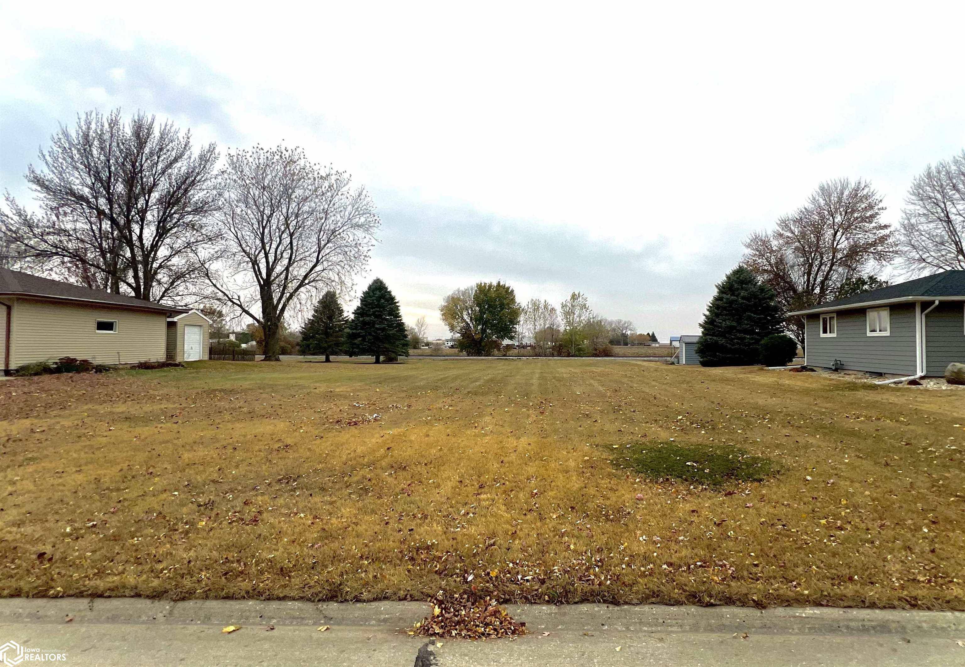 24 Country Club Dr, Garner, IA 50438