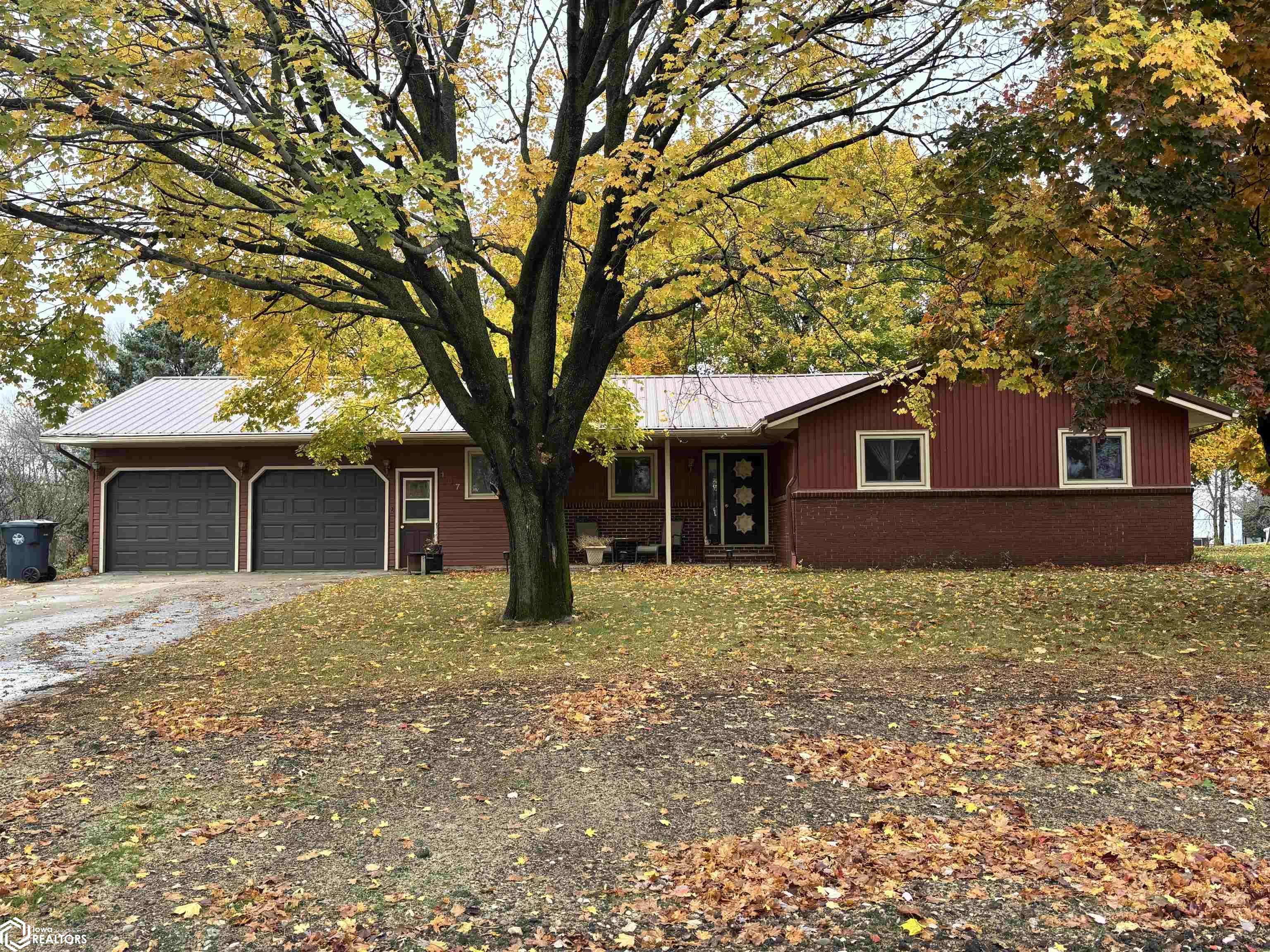 107 Golf Course Dr, Armstrong, IA 50514