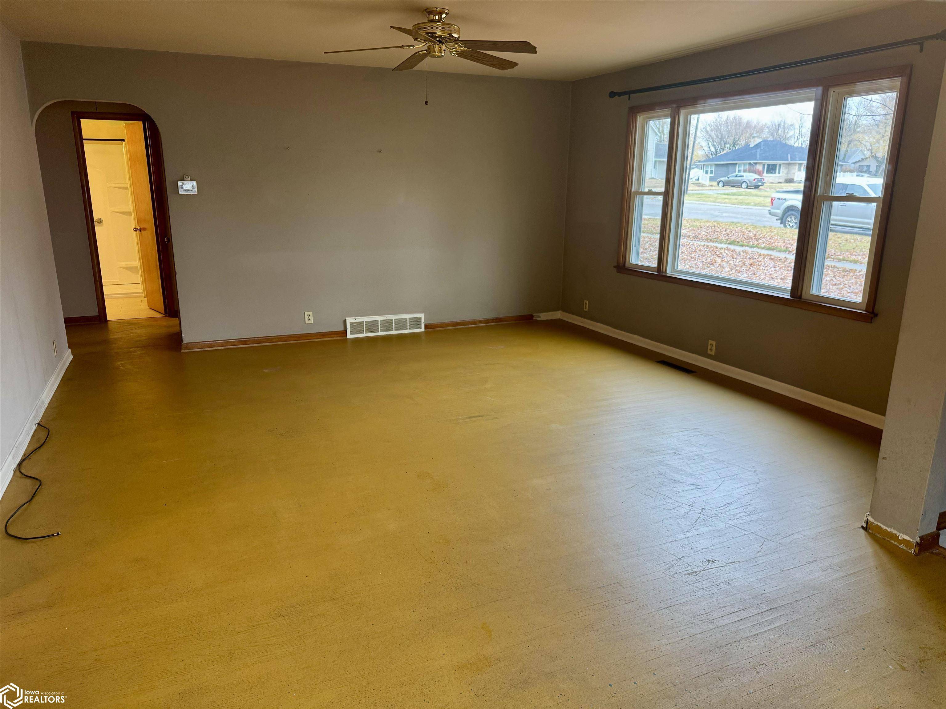Carroll, IA 51401,108 S Carroll St