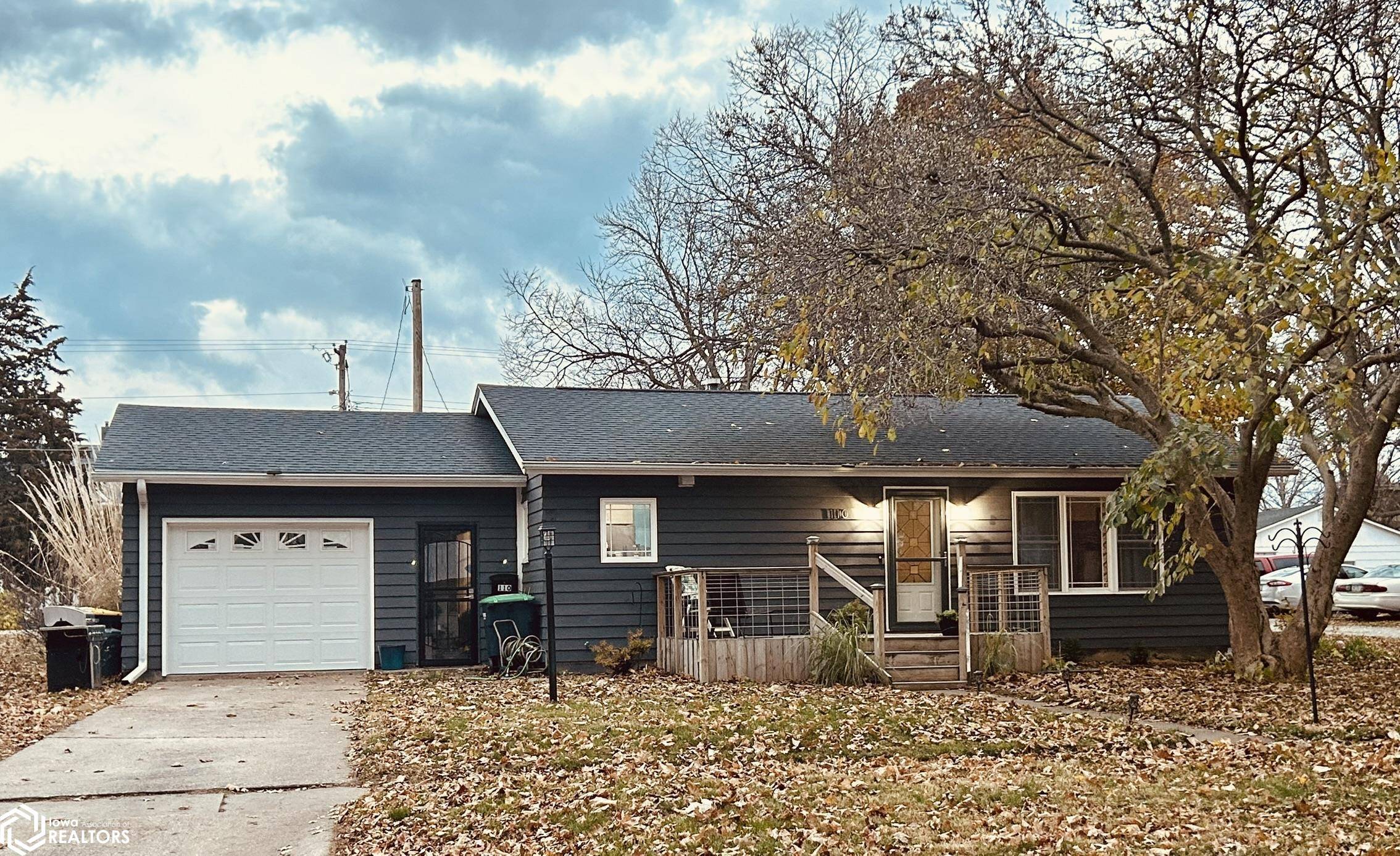 110 S 2nd St, Wapello, IA 52653