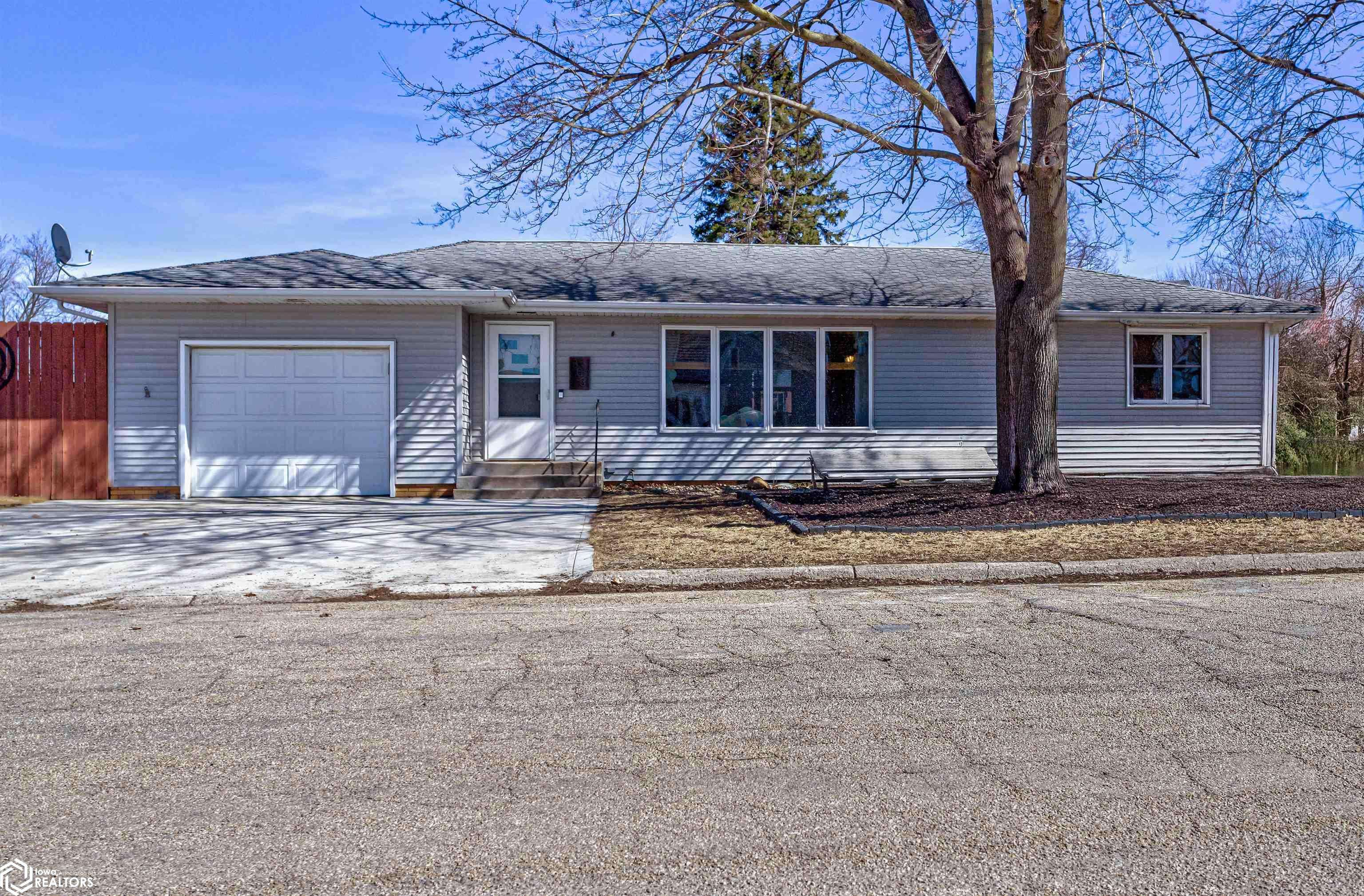 303 3rd Ave NE, State Center, IA 50247
