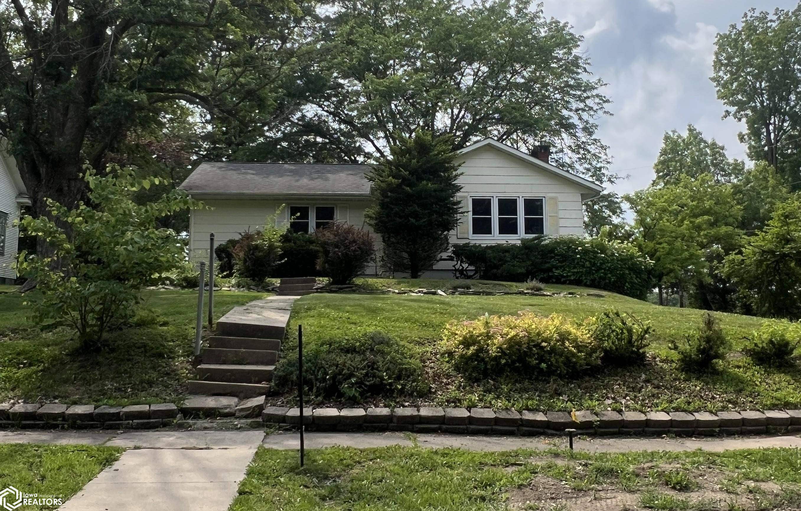 106 Forest Dr, Fairfield, IA 52556