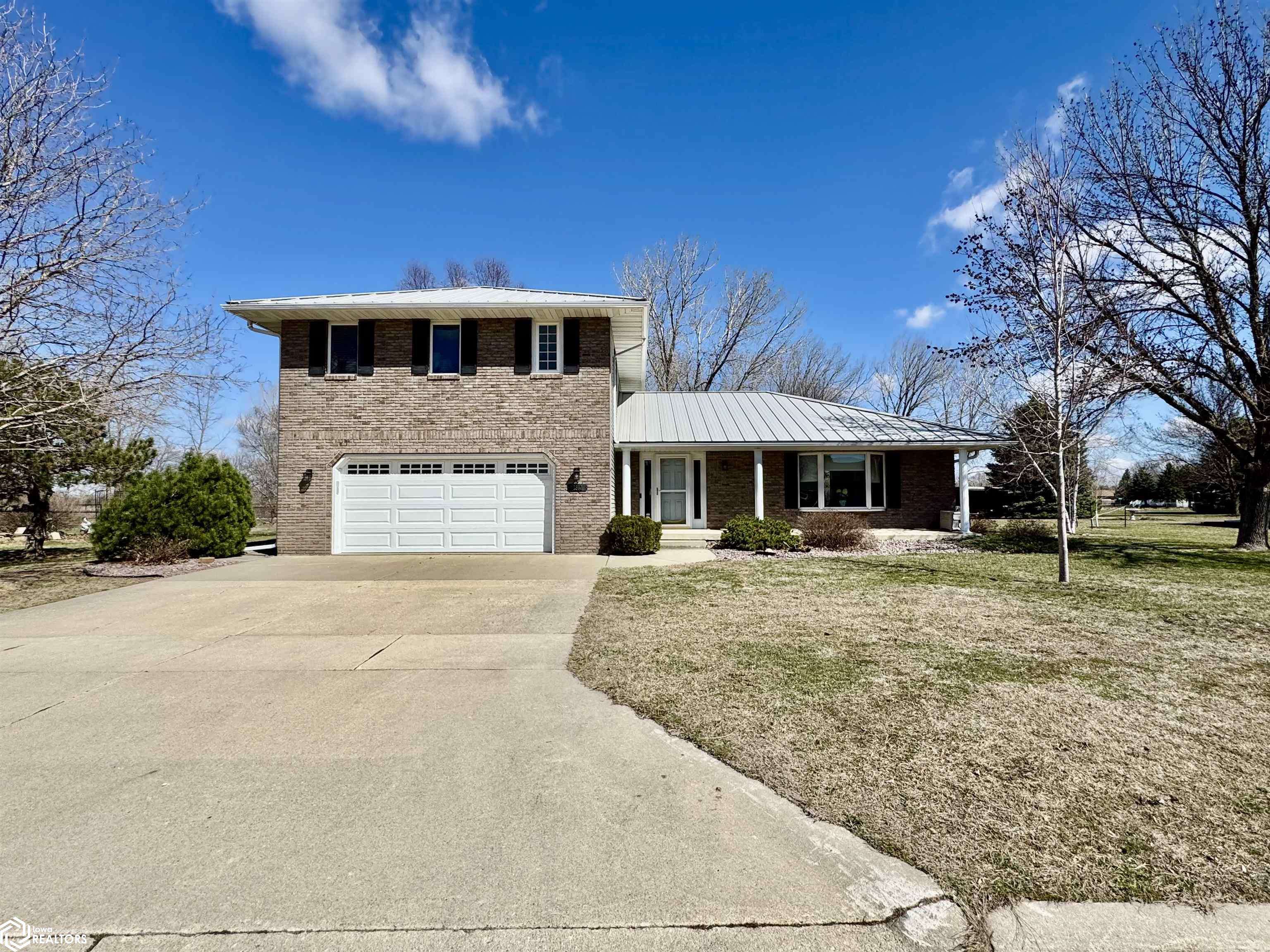 2302 16th Ave N, Clear Lake, IA 50428