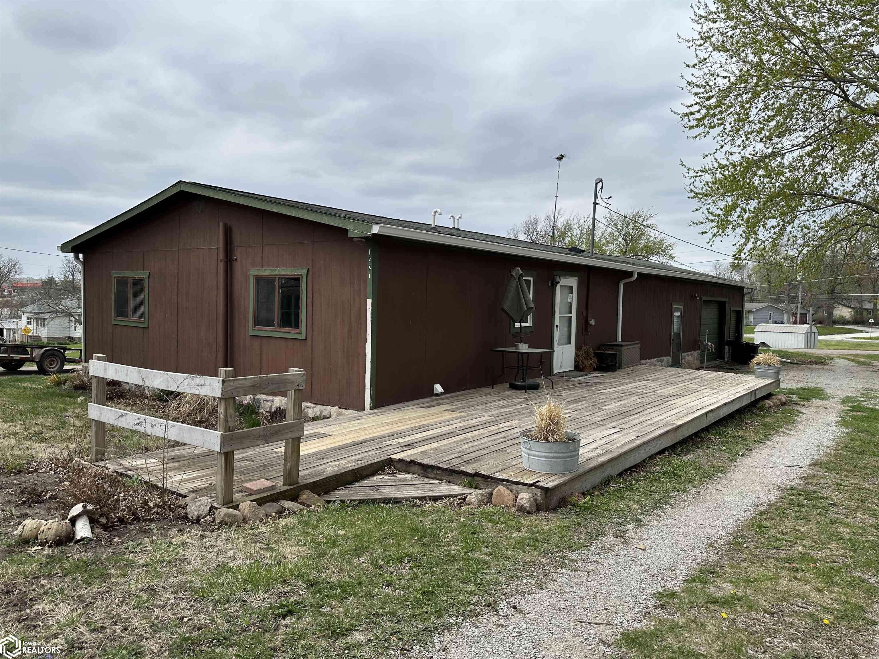 1521 Iowa Ave, Chariton, IA 50049