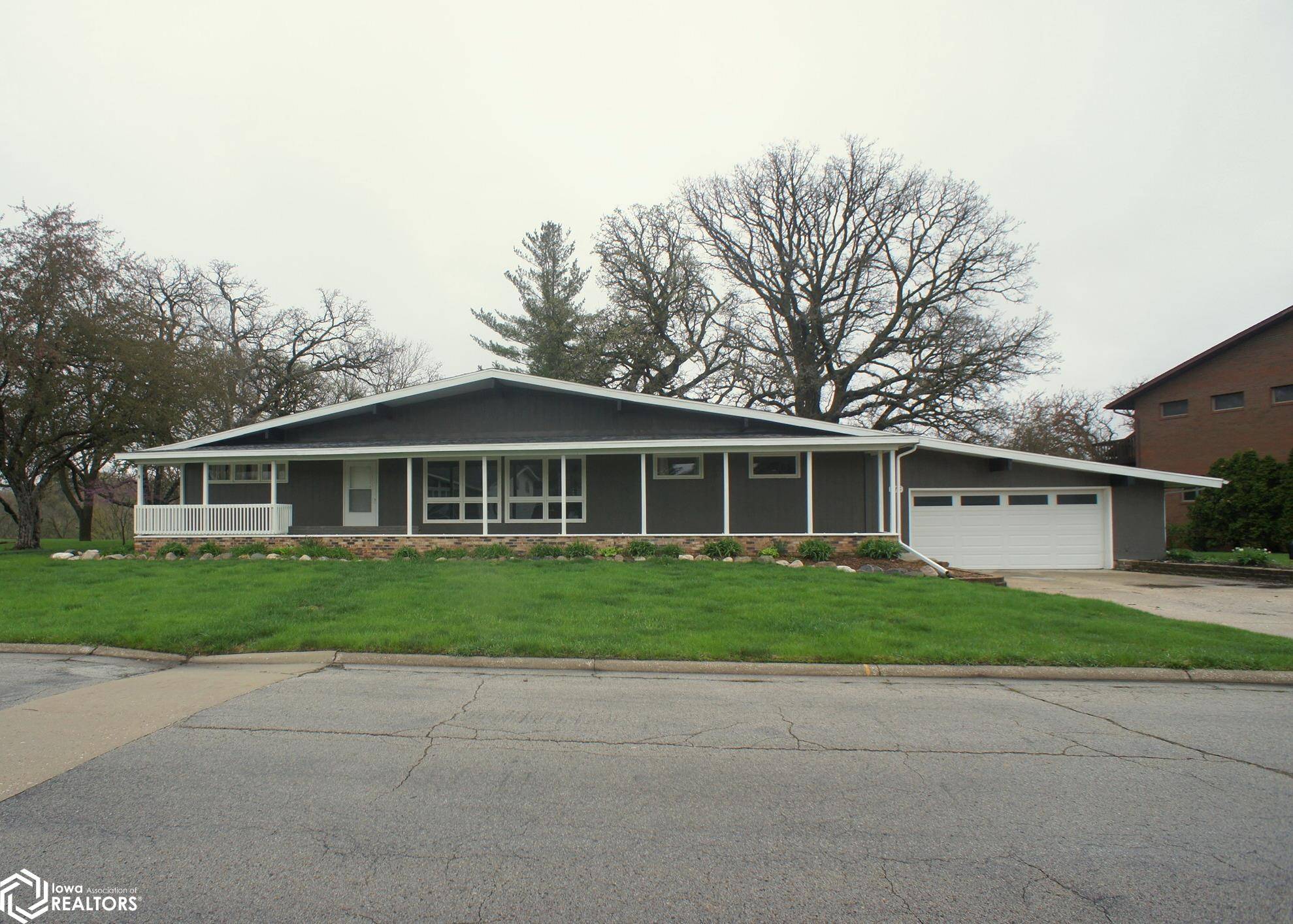 713 White Post Dr, Webster City, IA 50595