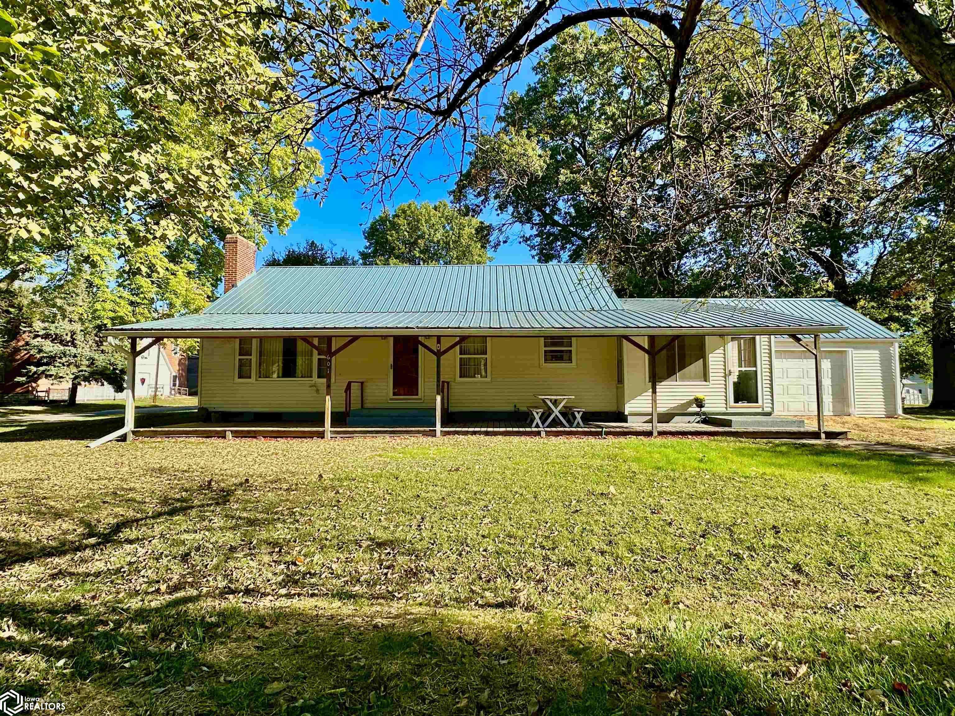 601 Pike St, Oquawka, IL 61469