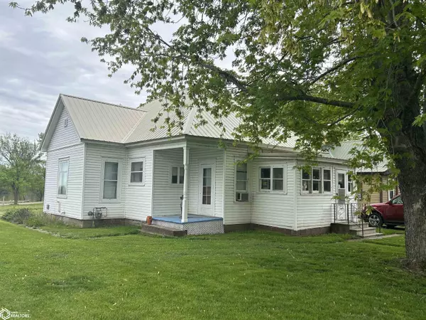 424 1st St, Eldon, IA 52554