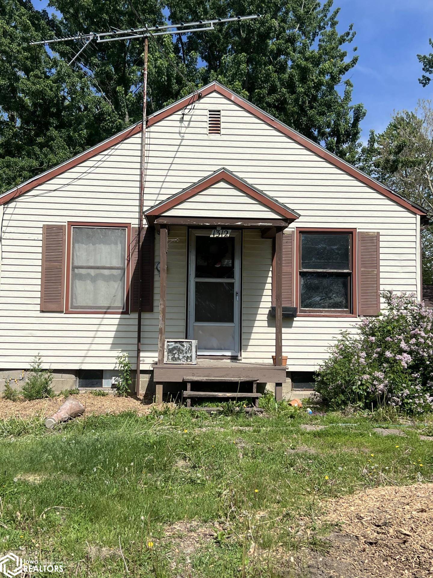 1312 S 1st St, Oskaloosa, IA 52577