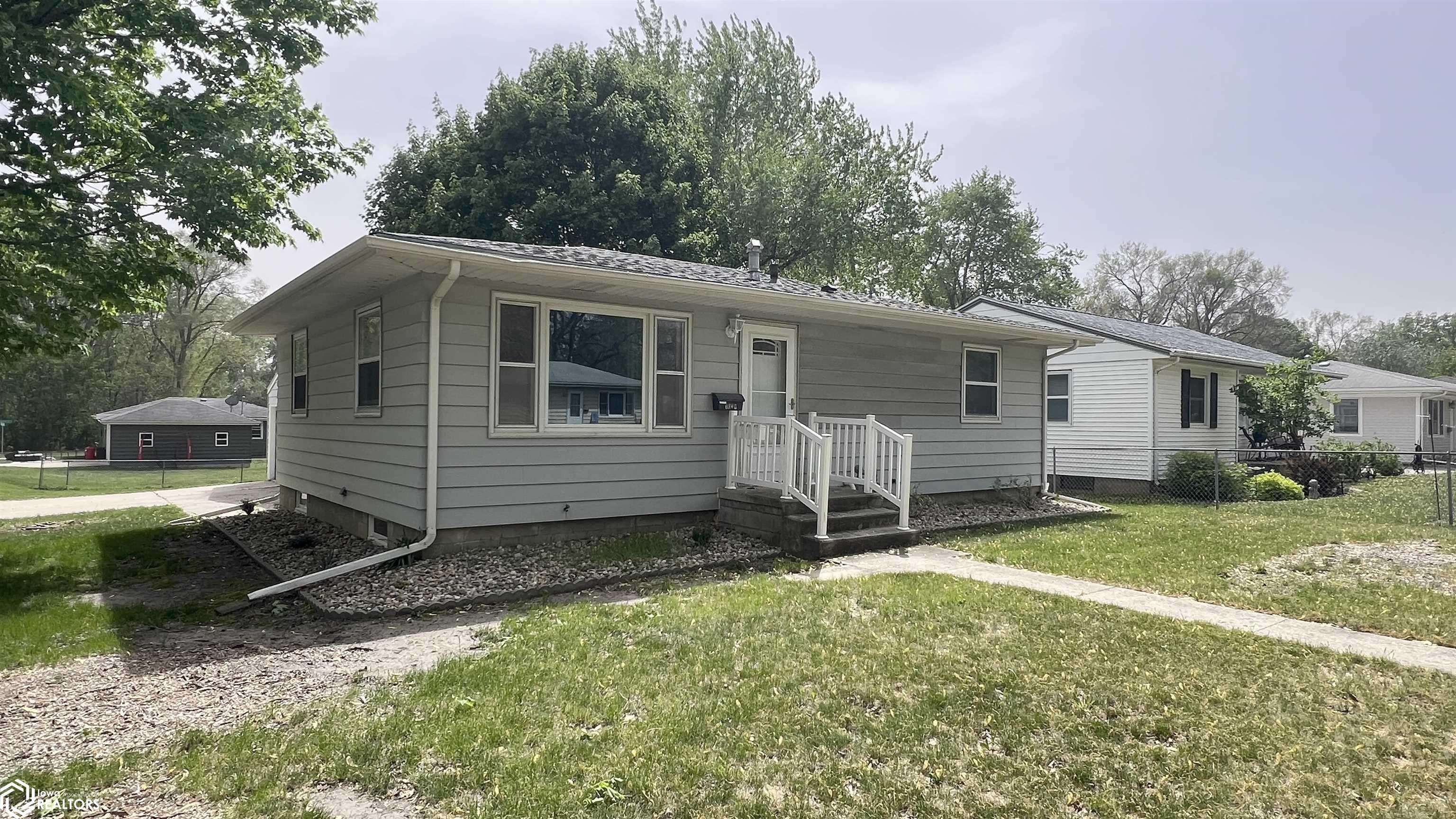 1031 10th St NE, Mason City, IA 50401