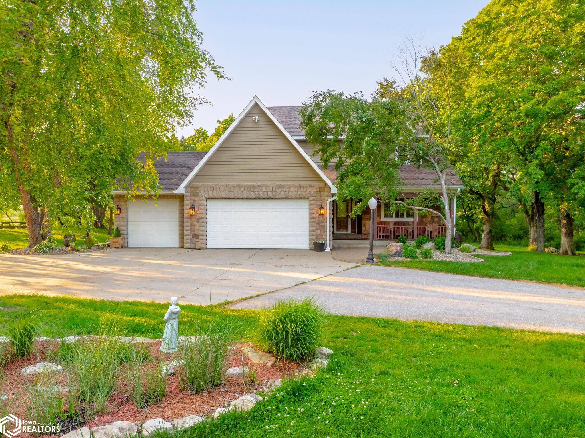 30 Burr Oak Ln, Mason City, IA 50401