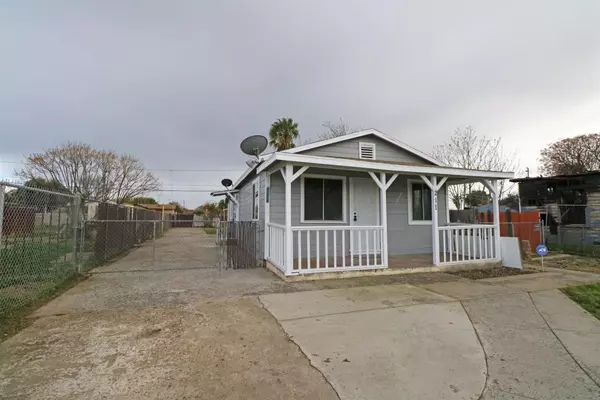 211 E 3rd Street, Hanford, CA 93230