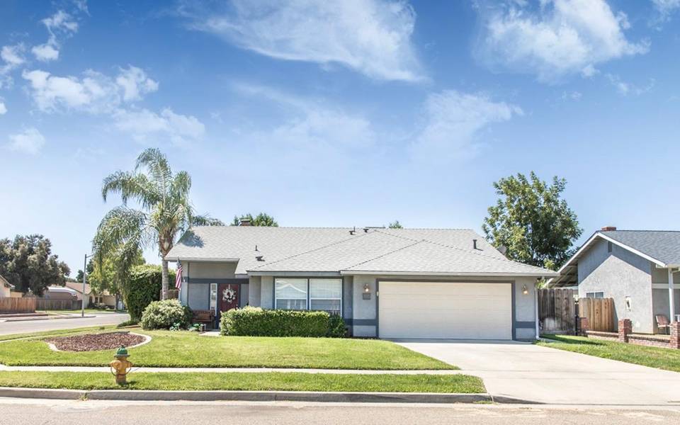 885 Rosewood Lane, Lemoore, CA 93245