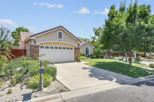 10561 E Fieldstone Avenue, Clovis, CA 93619